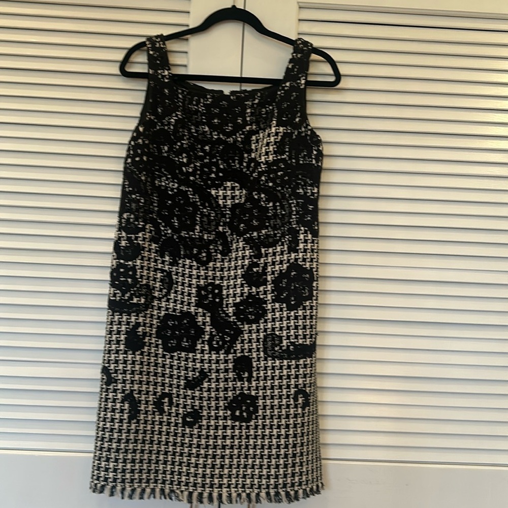 Oscar de la Renta size 8. Tweed embroidered dress